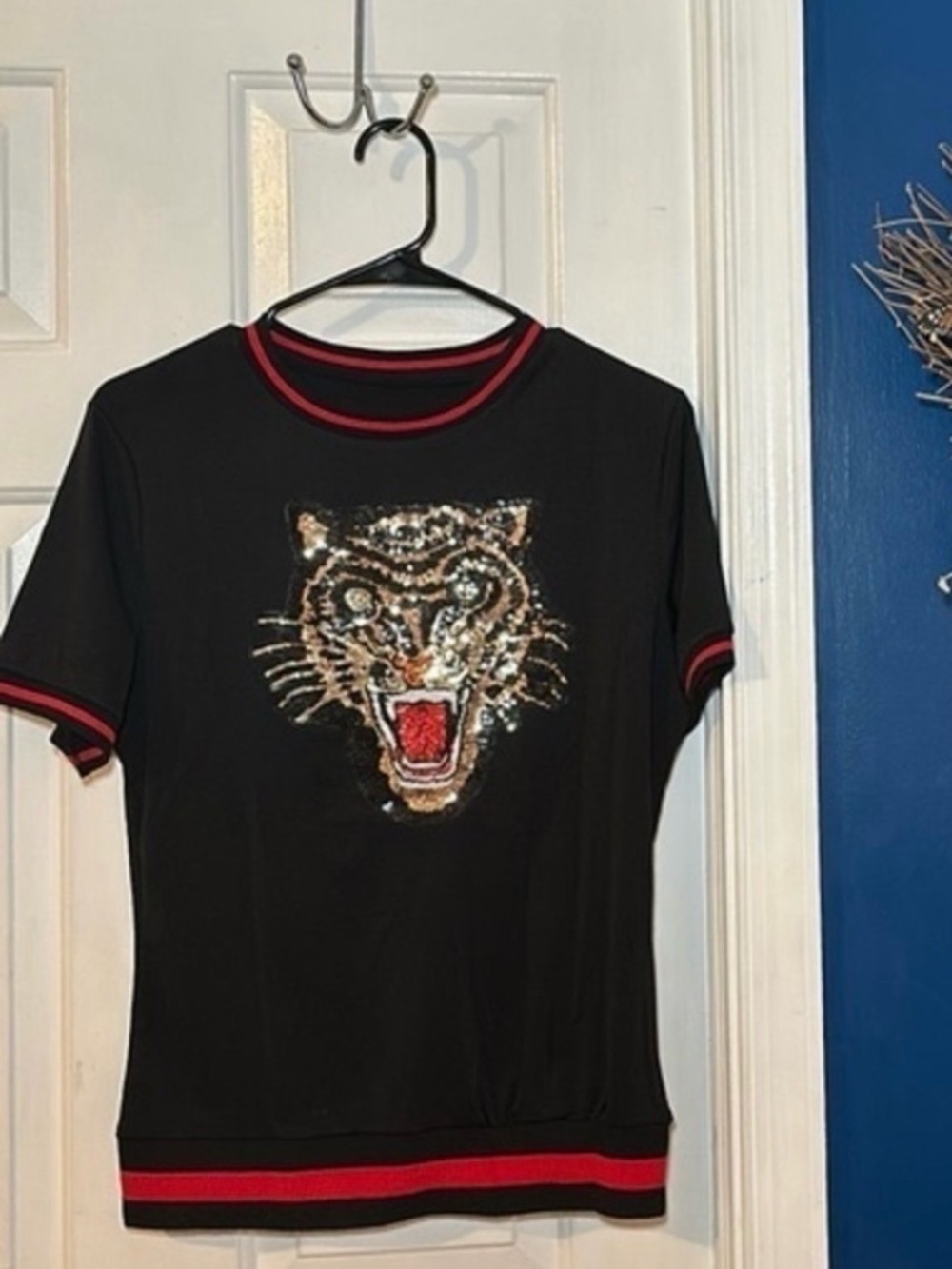 Women’s Black with Red Piping Sequined Tiger Short Sleeve Shirt Sz L